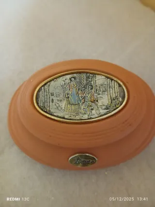 Piccolo porta oggetti decorato