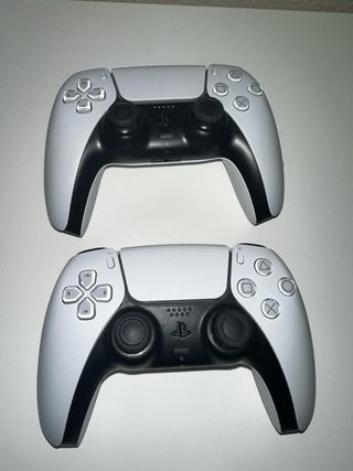 PS5 con 2 mandos y Gran Turismo 7