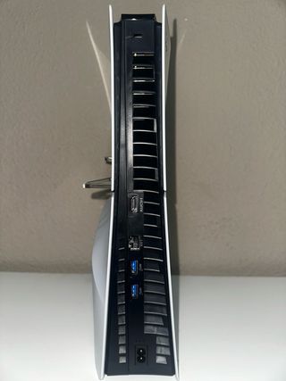 PS5 con 2 mandos y Gran Turismo 7