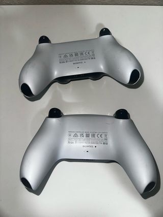 PS5 con 2 mandos y Gran Turismo 7