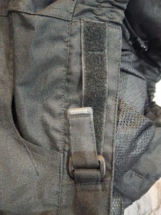 Pantalón y chaqueta de moto de Degeno
