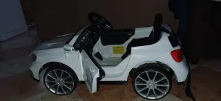 Coche teledirigido Mercedes Blanco tiene mando.