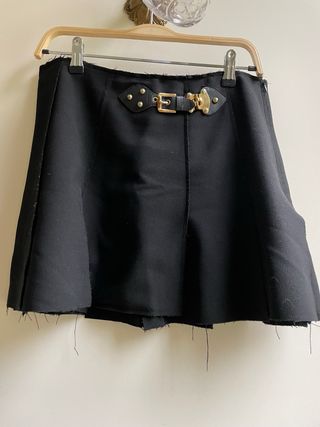 Falda mini negra, tablas en abertura fluida