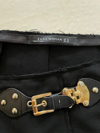 Falda mini negra, tablas en abertura fluida