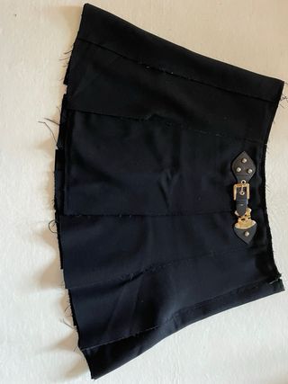 Falda mini negra, tablas en abertura fluida