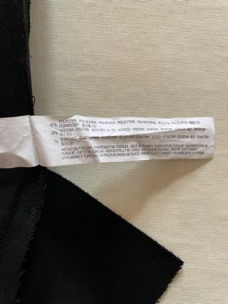 Falda mini negra, tablas en abertura fluida