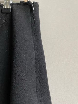 Falda mini negra, tablas en abertura fluida