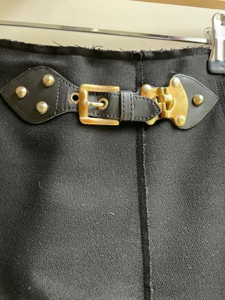 Falda mini negra, tablas en abertura fluida