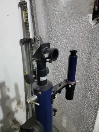 Telescopio azul con trípode