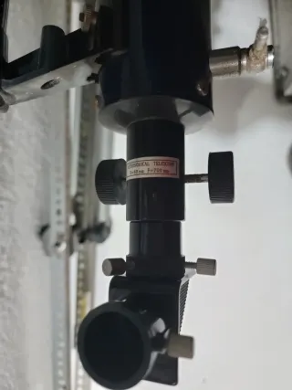 Telescopio azul con trípode