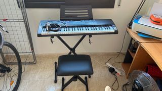 Teclado musical con soporte y auriculares