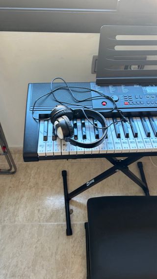Teclado musical con soporte y auriculares