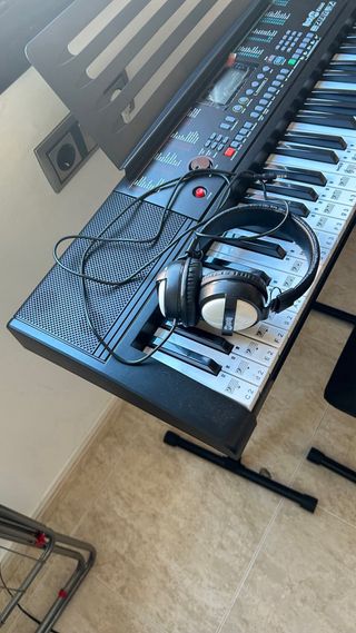 Teclado musical con soporte y auriculares