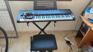 Teclado musical con soporte y auriculares