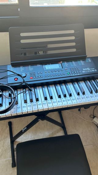 Teclado musical con soporte y auriculares