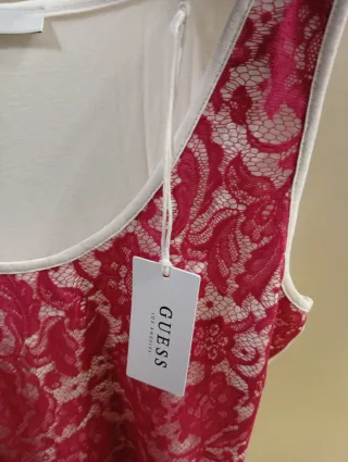 Camiseta Guess mujer con etiqueta