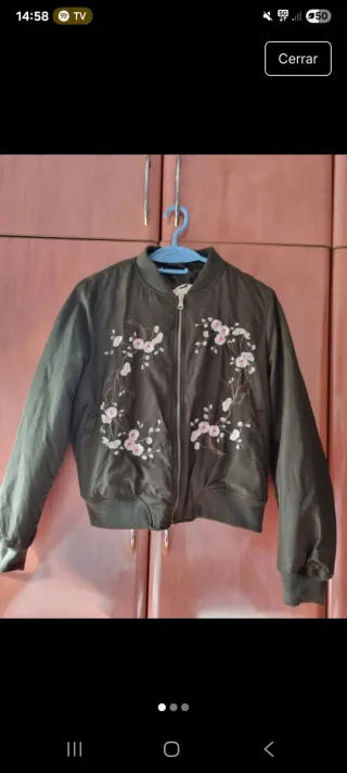 Chaqueta bomber verde con flores impermeable