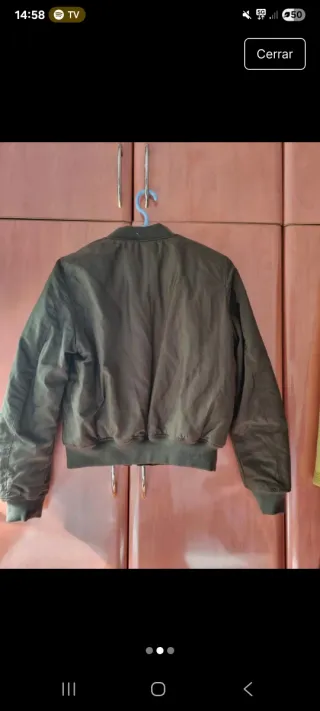 Chaqueta bomber verde con flores impermeable