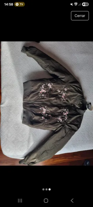 Chaqueta bomber verde con flores impermeable