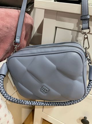 Bolso azul acolchado con asa trenzada