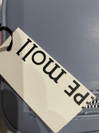 Bolso azul acolchado con asa trenzada