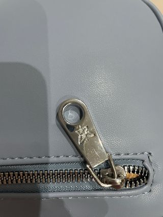 Bolso azul acolchado con asa trenzada