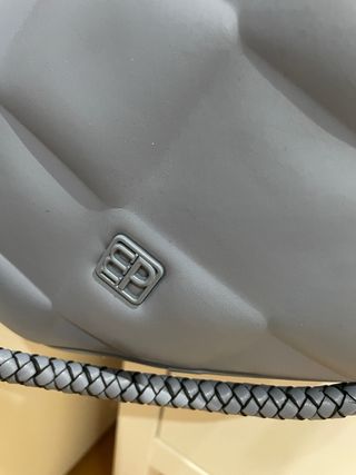 Bolso azul acolchado con asa trenzada