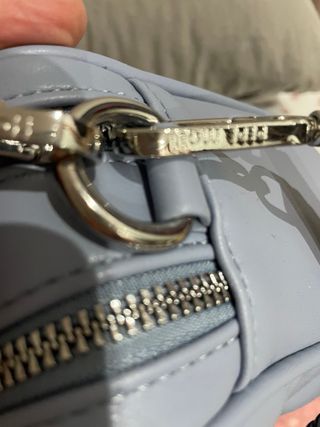 Bolso azul acolchado con asa trenzada