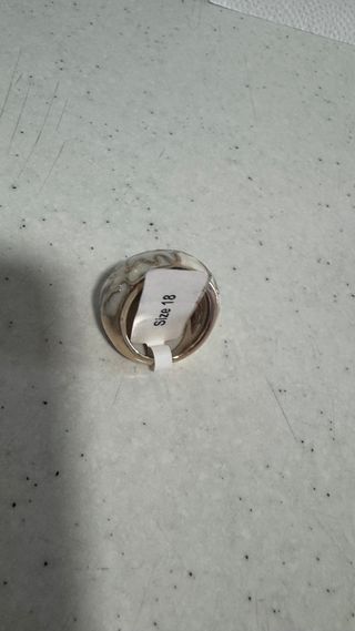 Anillos dorados con diseño blanco