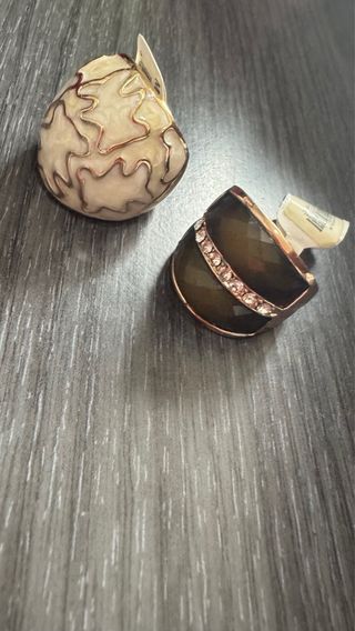 Anillos dorados con diseño blanco