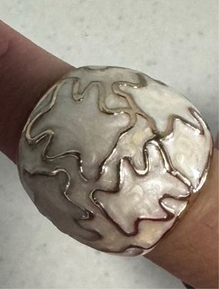 Anillos dorados con diseño blanco