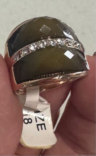 Anillos dorados con diseño blanco