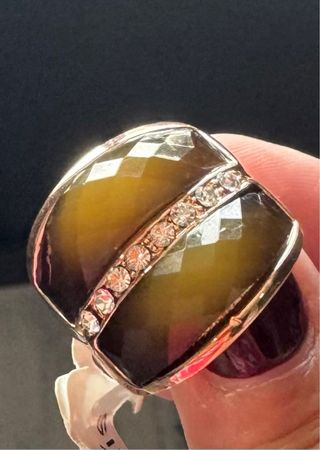 Anillos dorados con diseño blanco