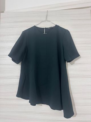 Blusa Zara verde con taglio asimmetrico tg M