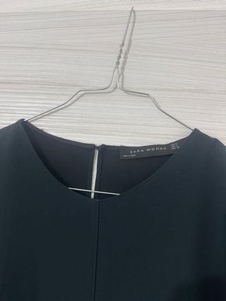 Blusa Zara verde con taglio asimmetrico tg M