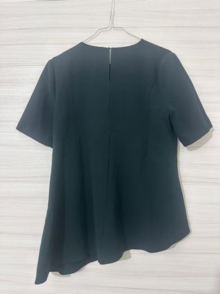 Blusa Zara verde con taglio asimmetrico tg M