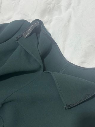 Blusa Zara verde con taglio asimmetrico tg M