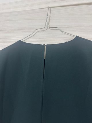 Blusa Zara verde con taglio asimmetrico tg M