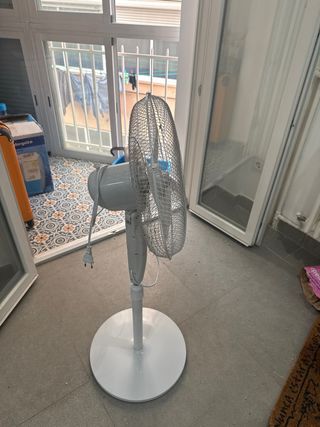 Ventilador de pie blanco