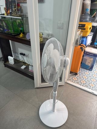 Ventilador de pie blanco