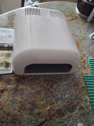 Secador de uñas blanco+ accesorios.