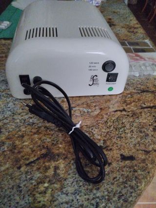 Secador de uñas blanco+ accesorios.