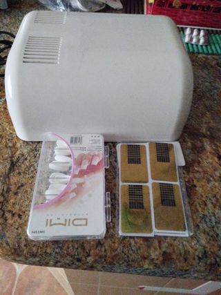 Secador de uñas blanco+ accesorios.