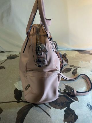 Bolso de hombro rosa y plateado