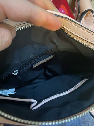 Bolso de hombro rosa y plateado