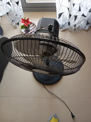 Ventilador de pie negro Sólo Fnciona velocidad máx