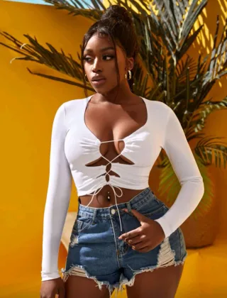 Top blanco con detalle de cordones