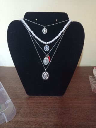 Collana multistrato con ciondoli