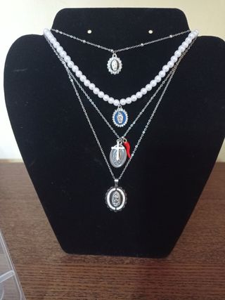 Collana multistrato con ciondoli