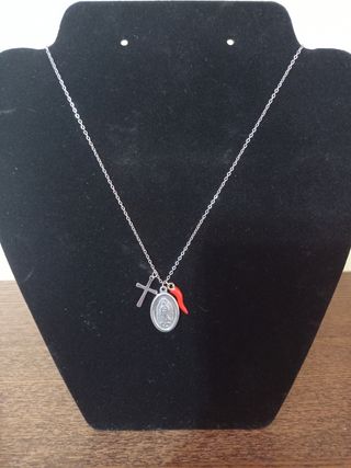 Collana multistrato con ciondoli